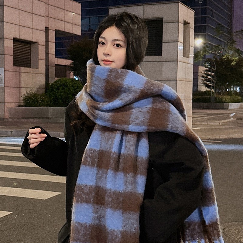 Checked Scarf in Cashmere Look