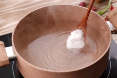 Đầu tiên, bắt nồi nước sôi, cho 1 muỗng canh muối vào, đợi nước sôi bùng thì cho 10 quả trứng vịt vào luộc trong vòng 6 phút, rồi vớt ra ngâm vào âu nước đá lạnh để bóc vỏ có thể dễ dàng hơn.