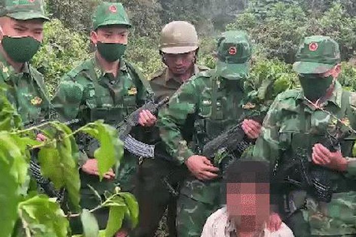 CLIP: Bắt giữ 2 người Lào vận chuyển 2.000 viên ma túy tại biên giới Quảng Trị - Báo Người Lao Động