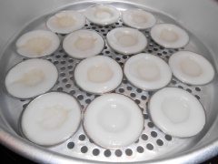 Khuôn thoa dầu ăn, xếp khuôn vào xửng hấp, nước ở xửng sôi già mới châm bột vào khuôn, đậy kín nắp, thỉnh thoảng dùng khăn sạch lau nước đọng trên thành nắp. Hấp từ 6 đến 8 phút, bánh nổi trong là chín.