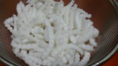 Cơm dừa rửa sạch, cắt lát mỏng, để ráo. Cho 1.5 lít nước nước dừa, 80g đường, 18g bột rau câu agar và 3g jelly vào ngâm nở khoảng 30 phút. Bắt nồi rau câu lên bếp nấu sôi tan đường và rau câu hoàn toàn. Hớt sạch bọt.