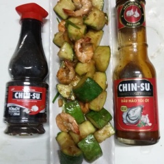 Món bầu xanh kho tôm với nước tương Chin-su và dầu hào tỏi ớt Chin-su đã chín. Món kho thơm nức mũi của dầu hào tỏi ớt Chin-su và mùi thơm của nước tương tỏi ớt Chin-su. Trái bầu để nguyên vỏ khi kho có vị ngọt, giòn. Tôm tươi thịt chắc ngọt. Món ăn dễ làm nhưng rất đưa cơm.
