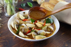 Cách làm nghêu hấp Thái với hương vị chua chua, cay thơm của sả, của lá chanh ngon khó cưỡng, mang hương vị đặc trưng của ẩm thực xứ sở Chùa Vàng. Nồi nghêu hấp Thái nóng hổi, tỏa hương thơm phức, rất thích hợp dùng cùng cơm hoặc bún trong những ngày trời mưa hoặc thời tiết trở lạnh. Ngoài ra, nghêu hấp Thái còn có thể là mồi nhậu ngon cho các đấng mày râu nữa nhé.