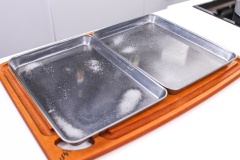 Áo một lớp dần mè lên khuôn rồi đổ hỗn hợp mè đen vào dày khoảng 0.3 cm. Hấp hỗn hợp mè đen ở nhiệt độ cao trong 3 phút và dùng thìa (spatula) để lấy bánh cho ra một bên.