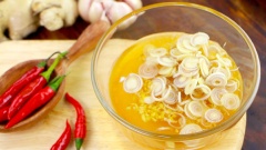 Cách pha nước mắm làm gân bò trộn: 70ml nước mắm, 50ml giấm, 70gr đường cát, 20gr sả cắt lát, 10gr tỏi băm, 10gr gừng băm, 10gr ớt băm, 10gr ớt bột. Cho tất cả nguyên liệu vào một chén, khuấy đều.