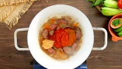 150gr thịt nạm bò cắt thành những miếng nhỏ. Bắc nồi lên bếp, cho vào 2 muỗng canh dầu ăn sau đó cho 10gr tỏi băm vào phi thơm Tiếp theo cho thịt nạm bò vào xào săn. Nêm thêm 150gr sốt satay, 80gr ớt sa tế và 80gr bơ đậu phộng, xào lên cho gia vị hòa quyện.