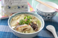 Múc canh cá nấu măng ra tô, dùng nóng. Rắc ớt tươi lên trên thêm hấp dẫn.