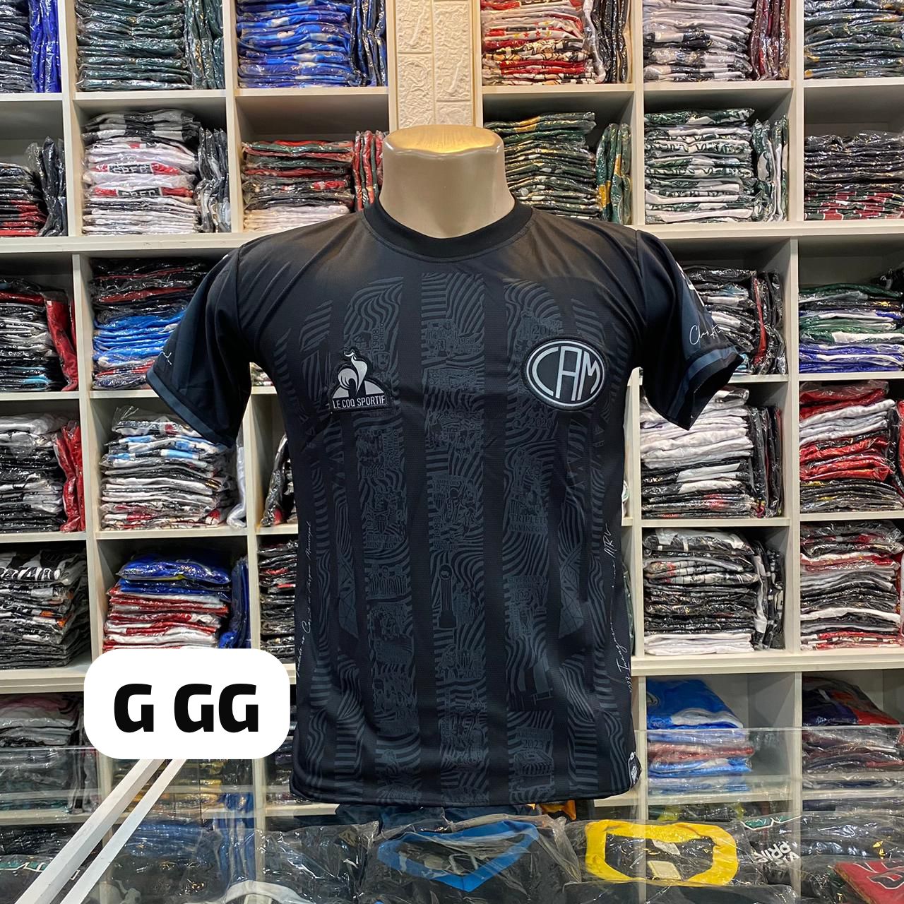 Camiseta preta com logo Le Coq Sportif e brasão CAM – Atacado no Brás
