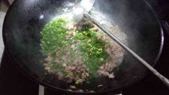 Phi thơm tỏi băm với 2 muỗng canh dầu ăn, cho thịt heo thái nhỏ hạt lựu, hành lá vào chảo xào cho thịt săn lại. Cho tiếp cà rốt, củ cải trắng vào xào cùng. Nêm 1 muỗng cà phê muối, 1/2 muỗng cà phê bột ngọt, đảo đều cho ngấm gia vị, tắt bếp. Để yên cho nhân nguội.
