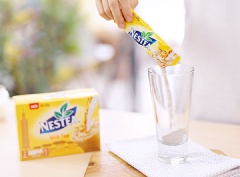 Cho bột trà sữa vào ly, thêm vào nước sôi khuấy cho tan hòa toàn rồi để nguội. Các loại trái cây tươi ưa thích đem rửa sạch, cắt nhỏ hạt lựu. Sau đó cho thêm đá viên vào ly trà sữa cho ngập khoảng 2/3 ly, còn lại thì cho đầy topping trái cây nhé!
