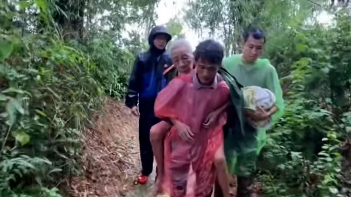 Vụ người đàn ông 90 tuổi lạc trong rừng: Xuyên đêm tìm, phát hiện nạn nhân nấp sau bụi rậm - Báo VietnamNet