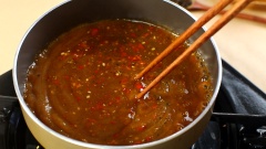 Đun nóng chảo với một ít dầu ăn rồi cho 5 muỗng canh nước cốt me vào khuấy đều, nêm thêm với 4 muỗng canh đường vàng cùng, 1 muỗng canh ớt băm, 1/2 muỗng cà phê tiêu xay, 1 muỗng canh nước mắm rồi khuấy đều cho các nguyên liệu hòa quyện. Hỗn hợp sôi lăn tăn thì tắt bếp.