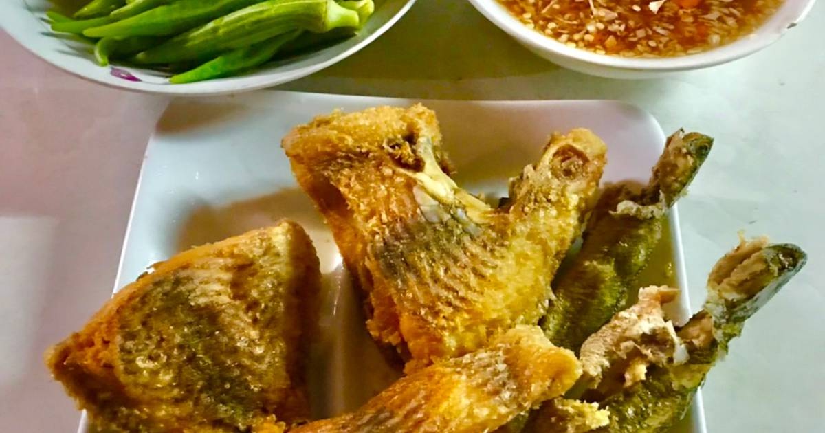 Mâm cơm gia đình đơn giản cho những ngày bận rộn : cá chiên, rau luộc, nước mắm tỏi ớt