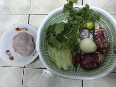 Cá thác lát cho ra tô, củ hành và hành tím lột vỏ, khoai lang rửa sạch giữ lại lớp vỏ bên ngoài vì vỏ khoai chứa nhiều chất xơ.