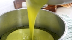 15gr gelatin lá ngâm với 1 ít nước cho mềm, sau đó đun cách thuỷ cho gelatin chảy. Chế gelatin vào hỗn hợp bơ và cream cheese, đánh cho gelatin hoà quyện. Chuẩn bị sẵn khuôn bánh 20cm, xếp đế bánh bông lan trà xanh xuống bên dưới, đổ 2/3 hỗn hợp bơ vào khuôn. Dần khuôn mousse xuống bàn vài lần cho bọt khí bên trong vỡ hết rồi đem khuôn cho vào tủ lạnh ít nhất 30 phút cho mousse se mặt.