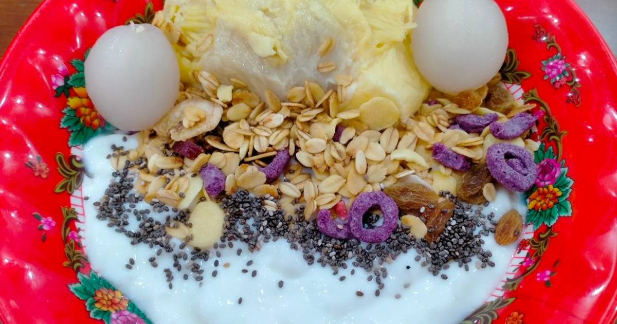 Sữa chua mix sầu riêng và ngũ cốc