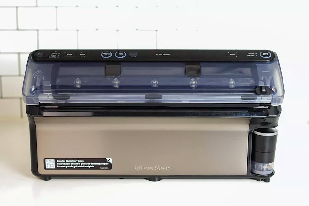 Sigillatrice sottovuoto FoodSaver Elite All-in-One Liquid+ su un piano di lavoro bianco