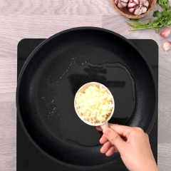 Bắc chảo lên bếp, cho 2 muỗng canh dầu ăn vào đun nóng, phi thơm 50gr tỏi băm, 50gr hành tây thái miếng vuông cho dậy mùi. Sau đó, đổ phần hỗn hợp sốt đã pha trước đó vào đun sôi, rồi đổ từ từ 1 muỗng canh bột bắp pha nước vào khuấy nhẹ đến khi nước sốt hơi sệt lại.