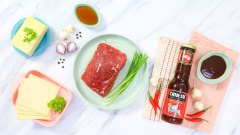 Chuẩn bị đầy đủ các nguyên liệu cần thiết. Phô mai Mozzarella cắt thành những thanh nhỏ dài khoảng 7cm. Phô mai Cheddar cắt thành những lát nhỏ 3x5cm. Thịt bò cắt thành từng lát sau đó đùng búa đập cho thịt mỏng và mềm hơn, cắt bò thành những miếng chữ nhật 3x7cm. (Tất cả kích thước chỉ cần tính tương đối)
