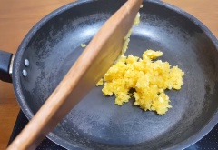 Cho khóm băm nhuyễn vào chảo, đổ 600g đường vàng vào chảo, đun to lửa cho đường tan chảy rồi mở lửa nhỏ vừa. Sên khóm và đường vàng cho đến khi đặc sệt lại thì cho tiếp nước cốt me vào. Đun lửa nhỏ cho đến khi hỗn hợp quyện đều và đặc sánh như ý là được nhé.