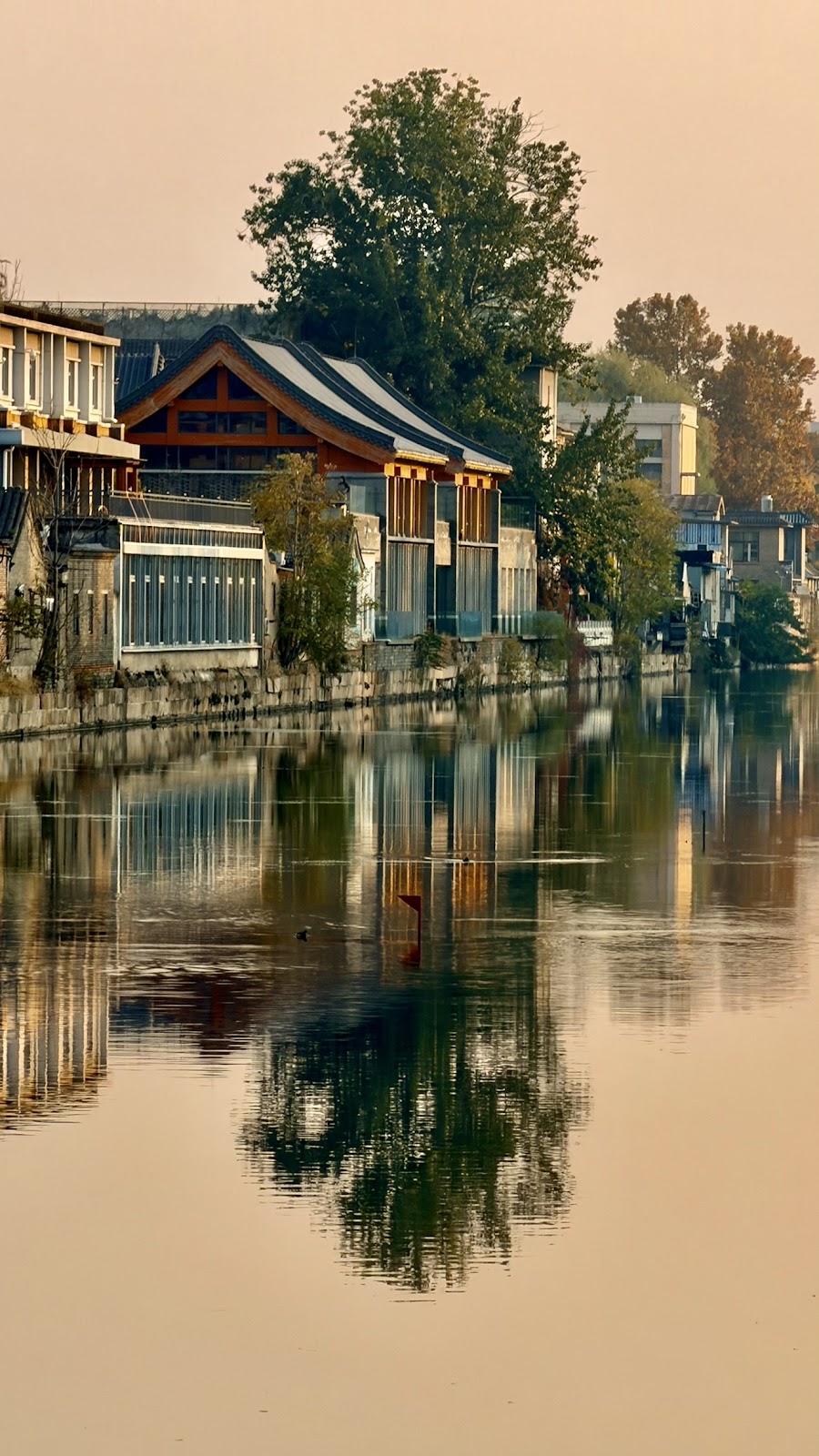 Casas junto a un canal de Beijing