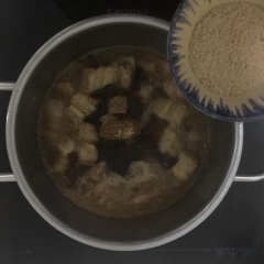 Sau đó, nêm nếm 60ml nước tương, 1 muỗng canh Bột Sả, 1 muỗng canh Gia vị thịt kho, 1 muỗng canh Hạt nêm vào dùng đũa đảo đều cho gia vị hoà quyện.