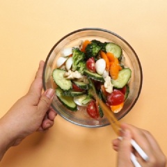 Làm sốt trộn salad: Cho 6 muỗng canh mayonnaise và 3 muỗng canh sốt cà chua vào chén, trộn đều đến khi hỗn hợp sốt có màu cam đẹp mắt. Có thể cho thêm ít rau thơm vào trộn cùng như rosemary hay oregano để sốt có mùi thơm hơn. Cho sốt vào tủ lạnh giữ mát. Lúc này, chỉ cần chờ đến khi ăn, bạn lấy rau củ và sốt ra trộn ít phút là xong ngay!