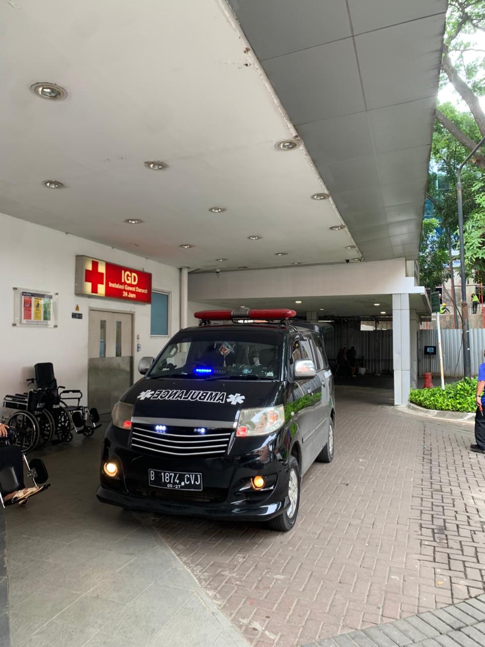Ambulans R.E Transport siap melayani 24 jam dengan peralatan medis lengkap untuk pengantaran pasien dan jenazah