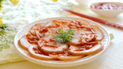 Nấu thịt trên lửa liu riu cho thấm vị Thịt chín, chờ nguội hoàn toàn. Sau đó gắp thịt cho vào đĩa, để trong tủ lạnh khoảng 3 giờ cho thịt cố định hình dáng. Khi dùng, cắt bỏ dây buộc, thái lát mỏng. Có thể rưới sốt lên thịt hoặc dọn kèm chén sốt để chấm.