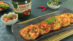 Dọn bánh xèo ra đĩa, có thể chấm cùng với nước tương cũng rất ngon. Bánh xèo kim chi là một món ăn kèm rất phổ biến trong bữa cơm của những gia đình người Hàn. Bánh có được sự giòn rụm ở lớp vỏ, có các loại hải sản tươi ngon cùng với kim chi chua chua cay the, vị tổng thể beo béo rất nịnh miệng. Nếu ai là fan cứng của phim Hàn Quốc và trót phải lòng những chiếc bánh xèo thơm ngon này thì hãy xắn tay áo vào bếp thực hiện ngay nhé!