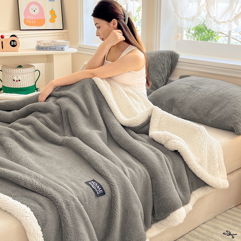 Double-layered warming cozy blanket with lamb fleece look