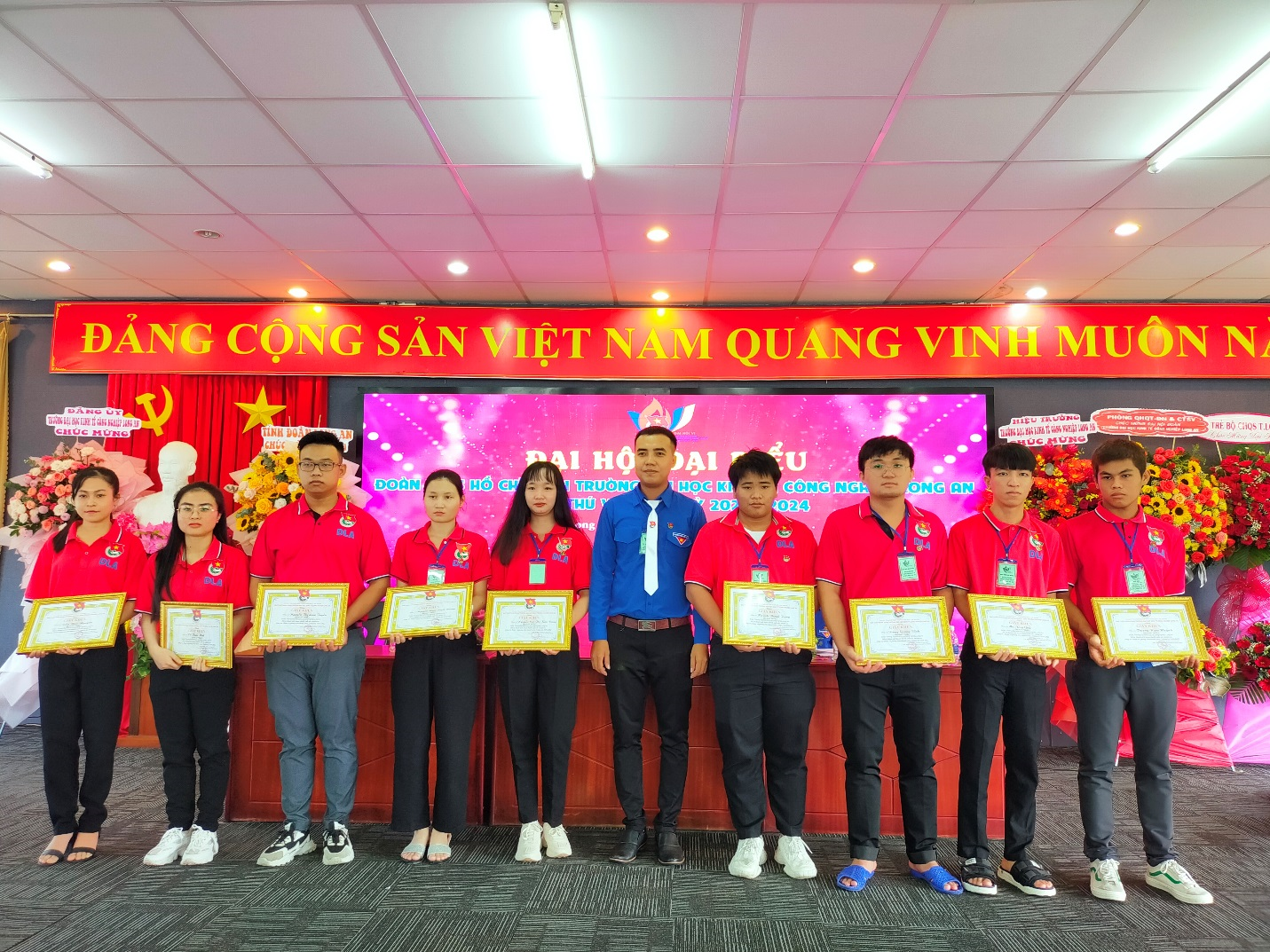 Đ/c Trương Phú Quí – Phó Bí thư đoàn trường NK 2020-2022 trao giấy khen cho các cá nhân có thành tích xuất sắc trong công tác đoàn và phong trào thanh niên nhiệm kỳ 2020-2022