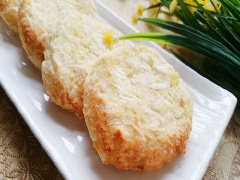 Bánh khoai mì nướng thơm béo, ngọt dịu. Món bánh có thể dùng ăn chơi hay ăn sáng đều thích hợp.