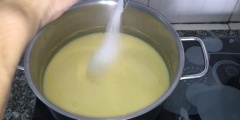 Cho phần nước vào nồi đun sôi, rồi cho sữa đặc, đường cát vào với vị tùy thích.