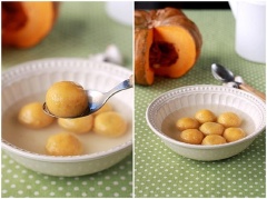Chia khối bột thành từng phần nhỏ, viên tròn, ấn dẹt rồi múc một thìa cà phê mè đen đặt vào giữa, bao kín mè và viên tròn lại. Bạn làm tương tự với số bột còn lại. Đặt nồi nước lên bếp, khi nước sôi, bạn thả từng viên bánh vào nồi. Khi thấy bánh nổi lên thì vớt bánh ra cho vào nước mát cho bánh khỏi dính. Sau đó mới cho bánh ra đĩa. Bạn đun sôi một nồi nước đường khác có thả vài miếng gừng đập dập cho thơm, bạn thả bánh trôi vào nồi, chờ sôi lại rồi tắt bếp. Bạn cho bán ra tô, rắc mè hay dừa nạo lên trên theo ý thích.