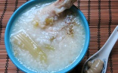 Múc cháo ra chén, thêm 1/2 muỗng cà phê tiêu lên trên và thưởng thức!