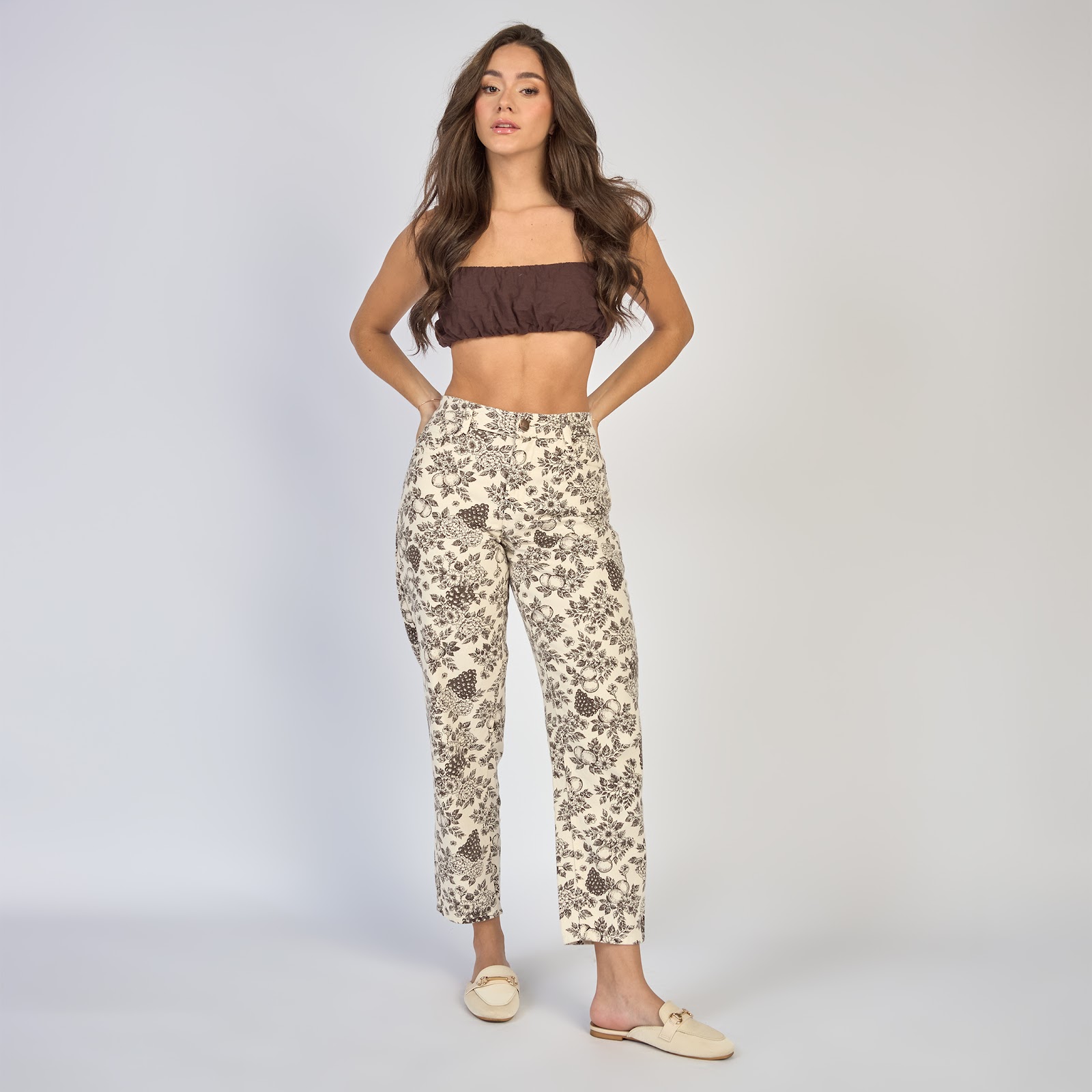Jean dama mom fit tiro alto rígido con estampado frutal, color Crudo - Vista 2