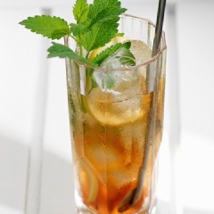 Tra trí thêm lá bạc hà lên trên là có thể dùng. Ly trà vị chanh Nestea chua chua, mát lạnh giúp xua nhanh cái nóng nực trong những ngày nắng cực hiệu quả.
