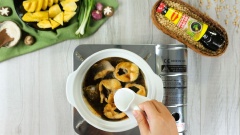 Nêm vào nồi cá kho 3 muỗng canh nước tương, 1 muỗng canh hạt nêm, 1 muỗng canh đường trắng và 100ml nước lọc. Bật bếp đun sôi hỗn hợp.