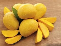 Xoài rửa sạch, gọt bỏ vỏ, lóc lấy phần thịt trái và cắt thành khối nhỏ. Cách làm mứt xoài chín là chọn xoài vừa chín tới thôi nhé, chín quá sên nó không ngon, nghe mùi trái cây dập lắm.