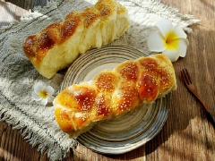 Bánh mì trứng sữa đặc với những chiếc bánh mì nướng nở mềm xốp, thơm hương bơ, sữa và mè rất đặc trưng. Với món bánh mì nướng này, bữa sáng của cả nhà sẽ trở nên hấp dẫn hơn nhiều nhé!