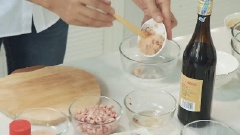Cho 2 miếng thịt heo 2 lát đã đánh nhuyễn cho vào thịt xay.