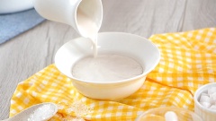 Cách làm rau câu trái dừa: Rót 200ml nước rau câu dừa ra 1 chén nhỏ, thêm 100ml nước cốt dừa vào khuấy đều là ta đã có lớp rau câu nước cốt dừa béo ngậy. Đổ đầy 2/3 rau câu vào trái dừa , đợi 15-20 phút cho se mặt rồi tiếp tục đổ lớp rau câu cốt dừa vào.