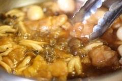 Thêm sake, đường, nước tương, giấm và nước rồi đun sôi. Đợi khi nước sôi thì cho trứng cút vào luộc chung. Hầm khoảng 5-6 phút để gà thấm hết các hương vị. Lưu ý rằng nhớ đảo gà nhiều lần cho gia vị thấm đều.