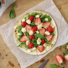 Bạn cắt pizza thành miếng vuông hay tam giác tùy ý rồi thưởng thức cùng gia đình, bè bạn nha. Nhìn chiếc bánh pizza xinh đẹp này thôi là đã thấy ngon rồi.