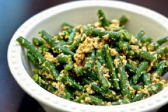 Bày salad đậu que miso mè ra dĩa và thưởng thức. Món này khá ngon với vị đậm đà của tương miso quyện cùng mè nghiền, đậu hũ beo béo và đậu que gión sựt cực ngon. Hãy thử làm tại nhà ngay nhé.