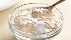 Đầu tiên bật trước lò nướng ở 177 độ C. Cho 136g bột mì, 1/2 muỗng cà phê baking soda, 1/4 muỗng cà phê baking powder vào âu trộn đều. Cho 76g bơ lạt, 110g đường bột, 1/4 muỗng cà phê muối vào âu lớn, dùng máy đánh trứng đánh bông lên, sau đó cho 1 quả trứng 1/2 muỗng cà phê tinh chất vani vào tiếp tục đánh thành hỗn hợp nhuyễn mịn.