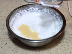 Đánh kem whipping cho đến khi bông cứng (nhấc que đánh lên mà kem không chảy xuống) rồi cho sữa đặc vào.