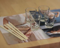 Đun cho bơ tan chảy, nhưng đừng đun lâu quá. Sau đó dùng cọ quét bơ vào bên trong nhũng chiếc cốc nhỏ.