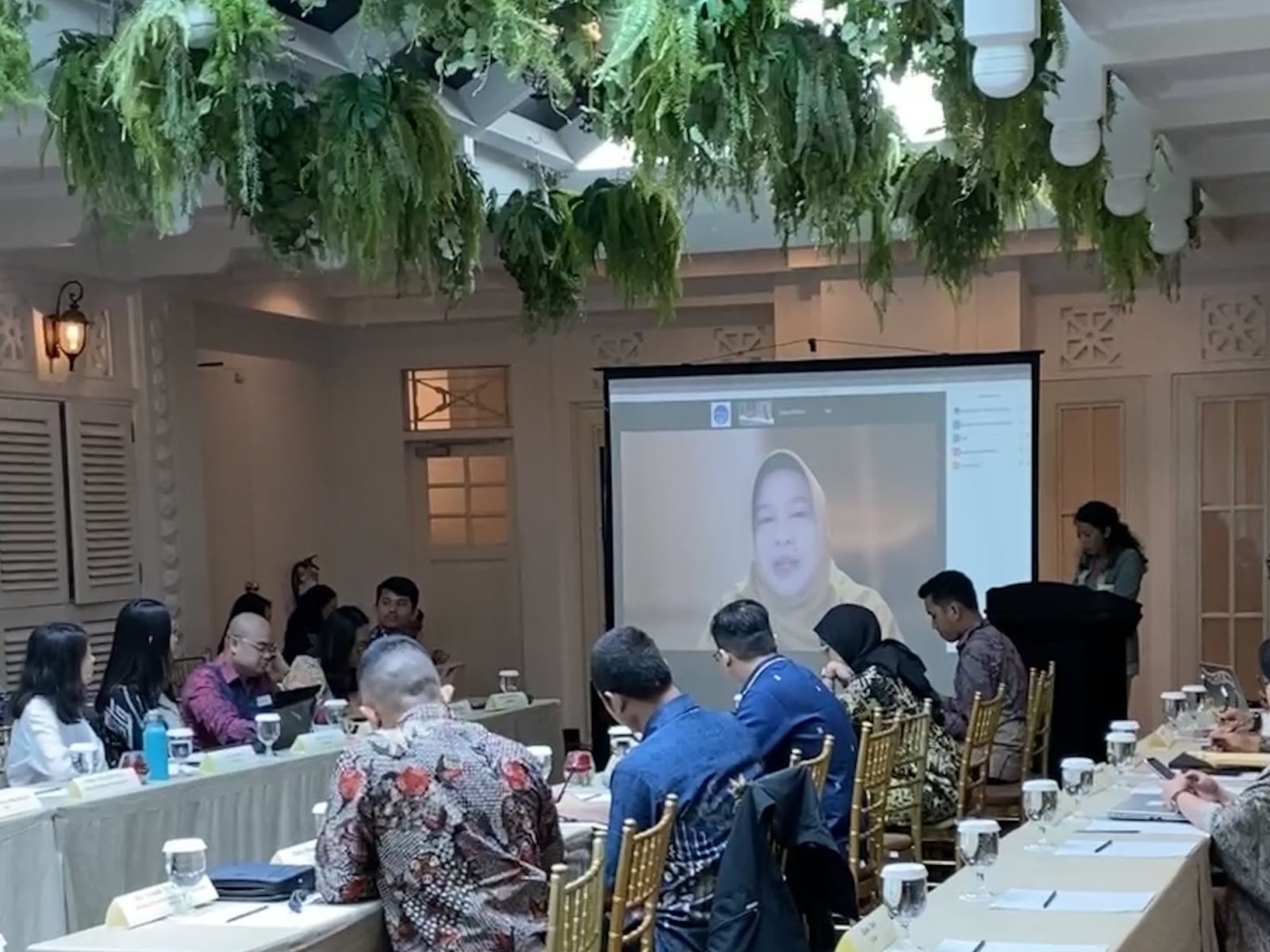 Mrs. Laksmi Dhewanti (Director General of Climate Change Control at the Ministry of Environment and Forestry) giving opening remarks at Warkop Karbon Indonesia